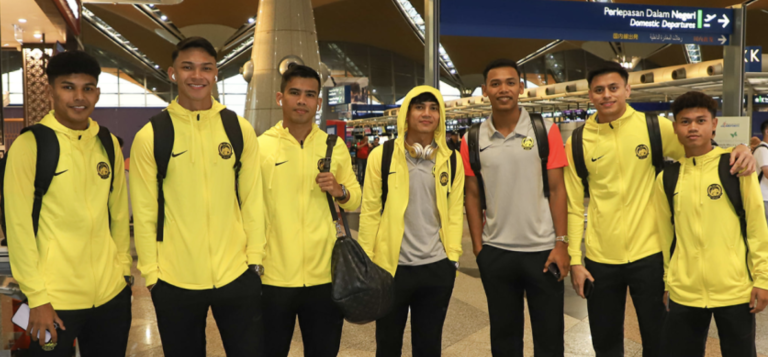 Malaysia footballers hold open public training